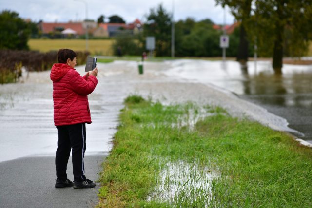 Zaplavená silnice mezi Mněticemi a Černou za Bory | foto: Honza Ptáček,  Český rozhlas