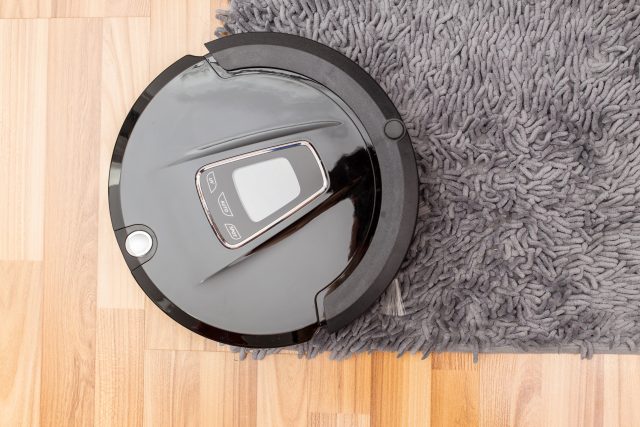 Přechod mezi hladkou podlahou a kobercem? Práh mezi místnostmi? Lepší vysavače to zvládnou,  ty levnější ne | foto: Profimedia