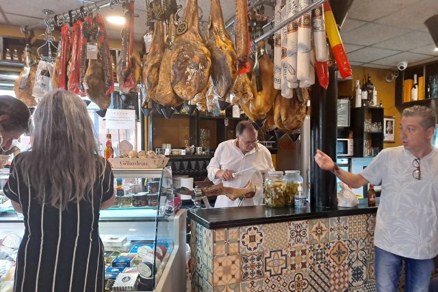 Sevillský obchod s lahůdkami a zároveň bar | foto: Ľubica Zlochová,  Český rozhlas