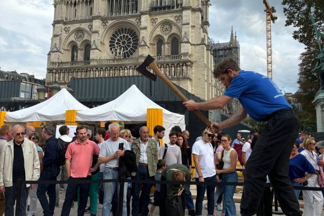 Tesaři při práci před katedrálou Notre-Dame | foto: Martin Balucha,  Český rozhlas