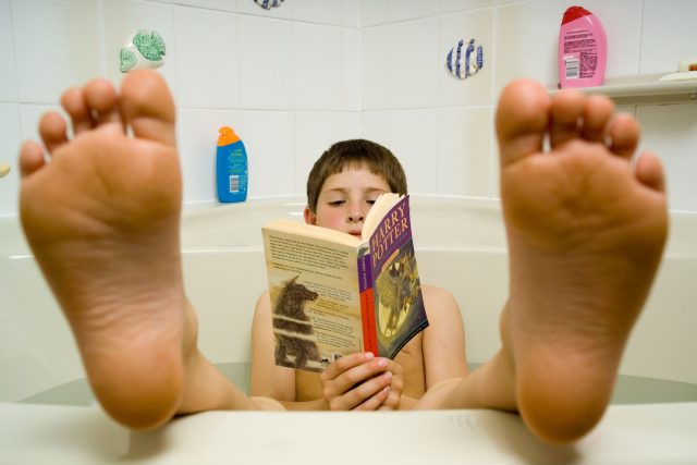 Kniha Harry Potter - čtenář - dětský čtenář - dítě - kluk - chlapec - čtení | foto: Profimedia