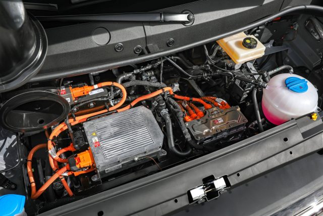 Pohled do motoru elektrické dodávky Volkswagen e-Crafter | foto:  Volkswagen