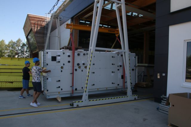 Vědci z Univerzitního centra energeticky efektivních budov v Buštěhradě dokončují práce na desikační jednotce,  která bude vyrábět vodu ze vzduchu na EXPO 2020 v Dubaji | foto:  Univerzitní centrum energeticky efektivních budov v Buštěhradě