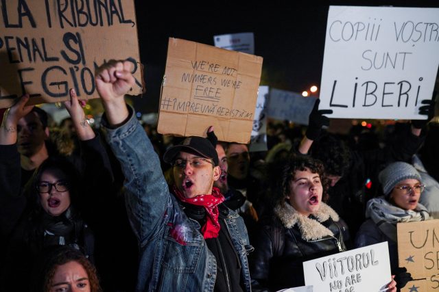 Studenti v Rumunsku protestují proti výsledku prvního kola prezidentských voleb | foto: Andreea Campeanu,  Reuters