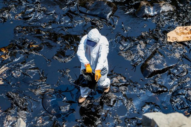 Ropná skvrna z tankeru zasáhla na 18 tisíc čtverečních kilometrů peruánských pláží | foto: Profimedia