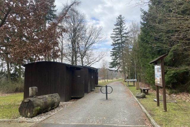 Vstup na Kulturní památku Lety v jejímž prostoru se nachází mj. repliky baráků vězňů letského tábor | foto: Památník holokaustu Romů a Sintů v Čechách