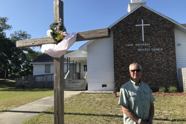 Možná byste ho v pátek odpoledne čekali ponořeného do evangelií,  ale on je ponořený do vln Atlantského oceánu: Russ Howard je totiž surfující pastor | foto: Jan Kaliba,  Český rozhlas,  Český rozhlas