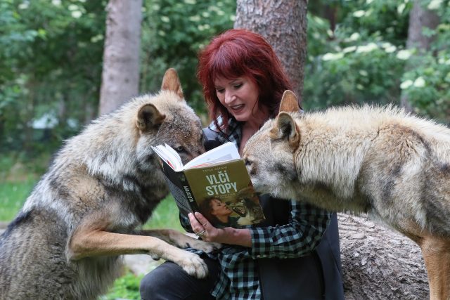 Specialistka na šelmy a spisovatelka Tanja Askani se „svými“ vlky | foto: Achim Heisler