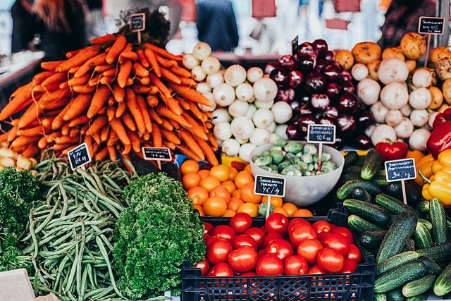 Obchodníci na trhu Grenelle vstávají časně,  aby zákazníkům nabídli čerstvou zeleninu a ovoce | foto: Daria Shevtsova,  Pexels,  CC0 1.0