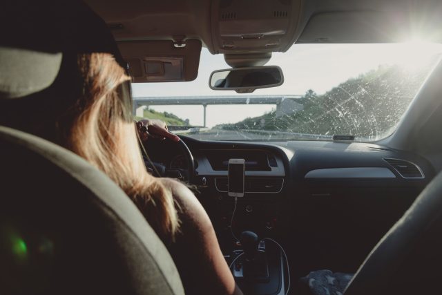 Žena za volantem  (ilustrační snímek) | foto: fotobanka Pexels