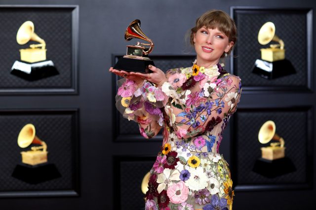 Taylor Swiftová na udílení cen Grammy 2021 | foto: Profimedia