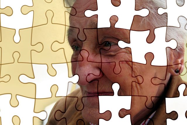 Starší lidé se mohou věnovat kognitivním tréninkům  | foto: Fotobanka Pixabay
