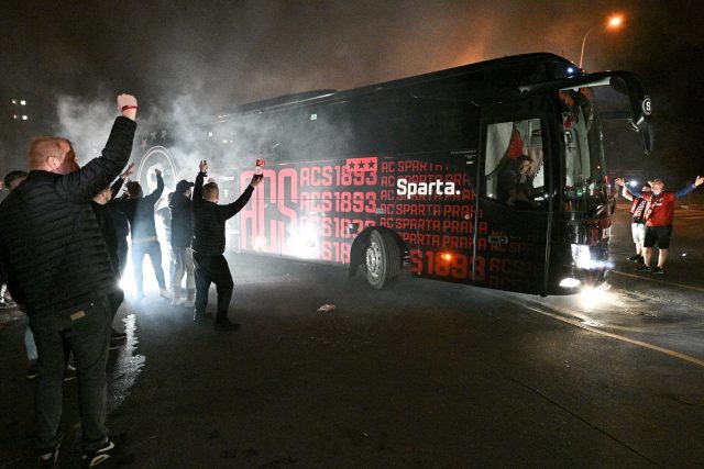 Fanoušci Sparty čekali na příjezd fotbalistů z Uherského Hradiště,  kde stvrdili zisk mistrovského titulu | foto: Michal Kamaryt,  ČTK