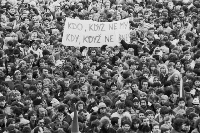 Listopad 1989 v Praze,  demonstrace na Letné | foto: Profimedia