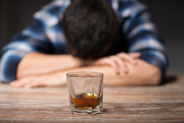Alkoholismus je v český velký problém a způsobuje státu vysoké náklady. | foto: Shutterstock