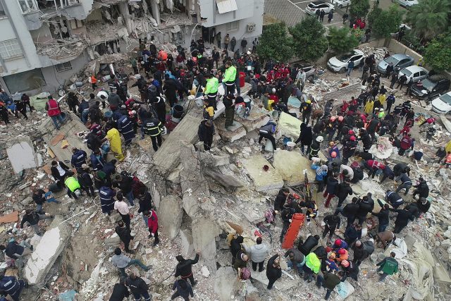Následky zemětřesení v jihotureckém městě Adana | foto: Reuters