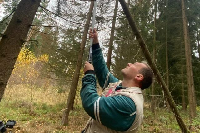 Sonda na teleskopické tyči rozpozná stromy napadené kůrovcem | foto: Jitka Cibulová Vokatá,  Český rozhlas