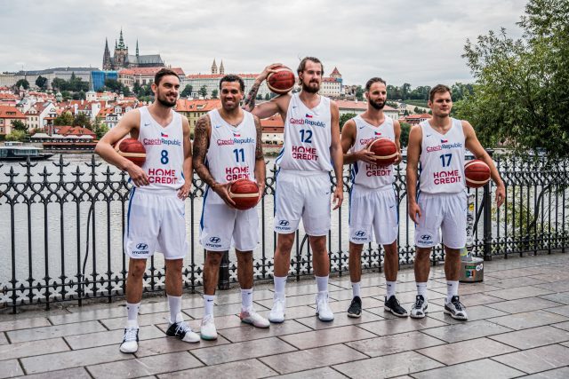 Čeští basketbalisté při focení ještě ve starých dresech | foto: Česká basketbalová federace
