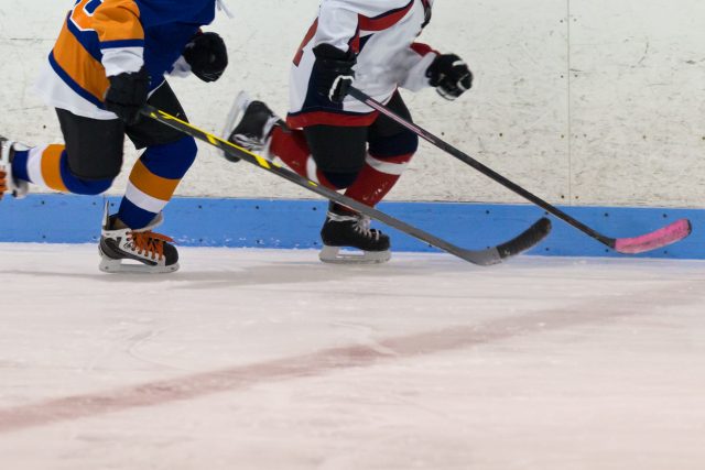 Chceme,  aby děti měly morálku. Můžou se u hokeje naučit,  jak se chovat v partě i to,  jak jednat jako tým,  tvrdí Dominik Hůla | foto: Shutterstock