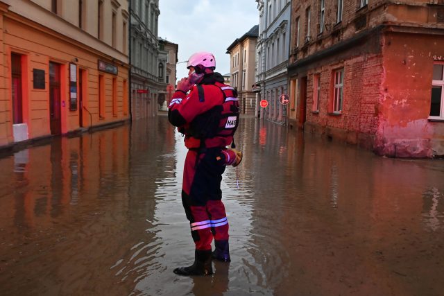 Hasič,  záchranář v zatopené ulici poblíž rozvodněné řeky Opavy | foto: ČTK / Ožana Jaroslav