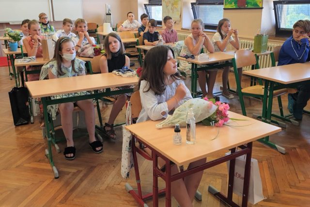 Děti ze základní školy v Protivíně si přišly pro vysvědčení | foto: Lucie Suchánková Hochmanová,  Český rozhlas,  Český rozhlas