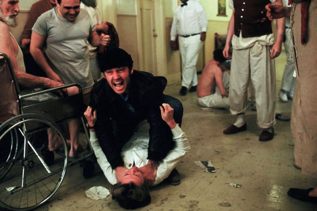 Scéna z filmu,  v níž Jack Nicholson škrtí nenáviděnou zdravotní sestru v podání Louise Fletcherové | foto: Fotobanka Profimedia