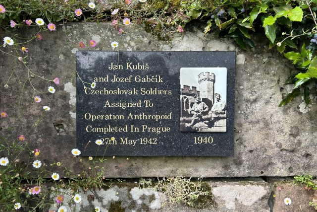 Jozef Gabčík a Jan Kubiš,  hlavní hrdinové operace Anthropoid,  mají v Cholmondeley svoji pamětní desku - na místě,  kde se v roce 1940 spolu vyfotili | foto: Jaromír Marek,  Český rozhlas