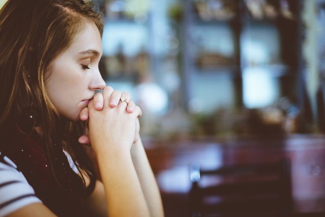 Blahořečení mimo jiné znamená,  že dotyčný podle církve pomáhá těm,  kteří ho v modlitbách prosí o pomoc  (ilustrační foto) | foto: Pixabay