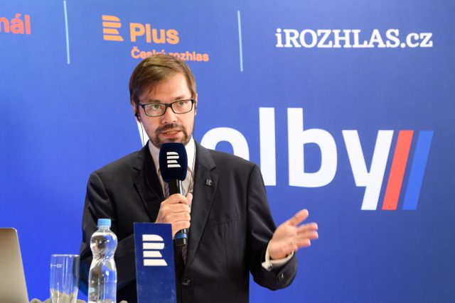 Tomáš Pancíř moderuje předvolební debatu s politology a novináři | foto: Khalil Baalbaki,  Český rozhlas