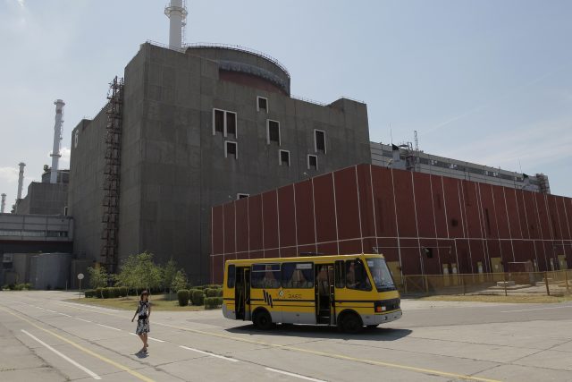 Záporožská jaderná elektrárna ve městě Enerhodar na východě Ukrajiny v roce 2008 | foto: Reuters