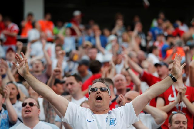 Angličtí fotbaloví fanoušci bučeli na hráče národního týmu Harryho Maguire | foto: Carlos Barria,  agentura Reuters