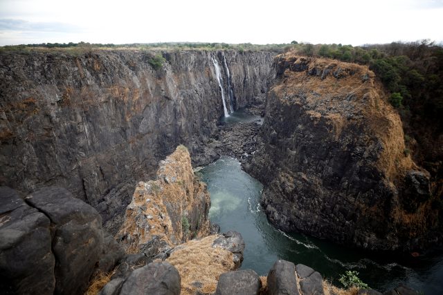 Vyschlé Viktoriiny vodopády jsou černou třešničkou na dortu,  vážným suchem trpí celá Zambie,  říká Svitálek | foto: Staff,  Reuters