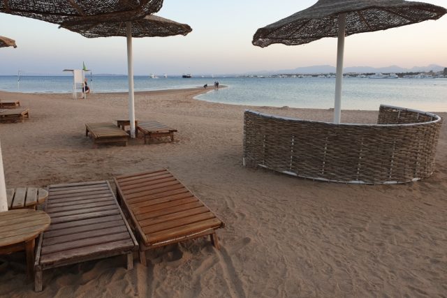 Dřevěná lehátka na pláži v Hurghadě | foto: Štěpán Macháček,  Český rozhlas,  Český rozhlas