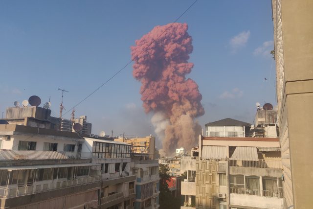 Kouř následující výbuch bylo možné pozorovat z různých částí města | foto: TALAL TRABOULSI,  Reuters