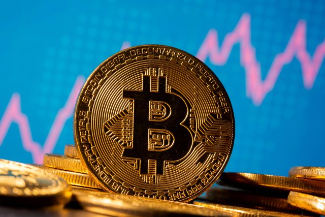 Momentální dění kolem bitcoinu je anomálie. Očekávám jeho cenovou korekci,  říká ekonom | foto: Dado Ruvic,  Reuters