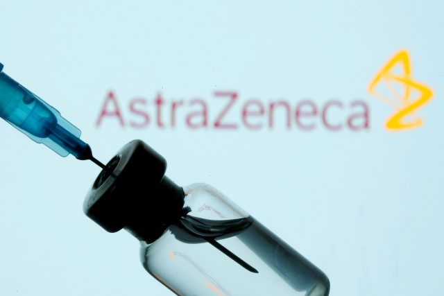 Vakcína od firmy AstraZeneca funguje jako trojský kůň. Do buňky se dostane ve zvířecím viru rýmy | foto: Dado Ruvic,  Reuters
