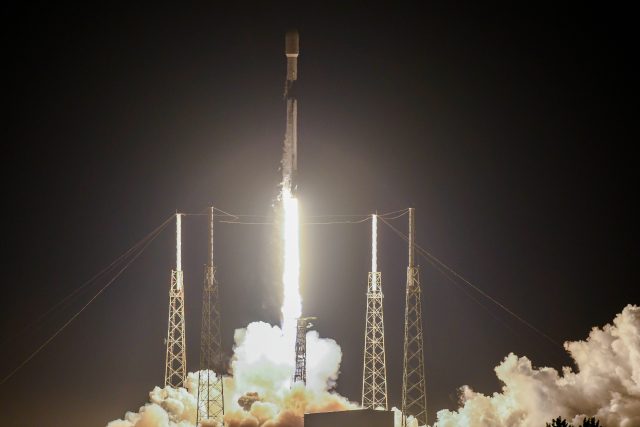 Desítky dalších satelitů vynesla na oběžnou dráhu raketa americké společnosti SpaceX | foto: Craig Bailey/FLORIDA TODAY,  Reuters