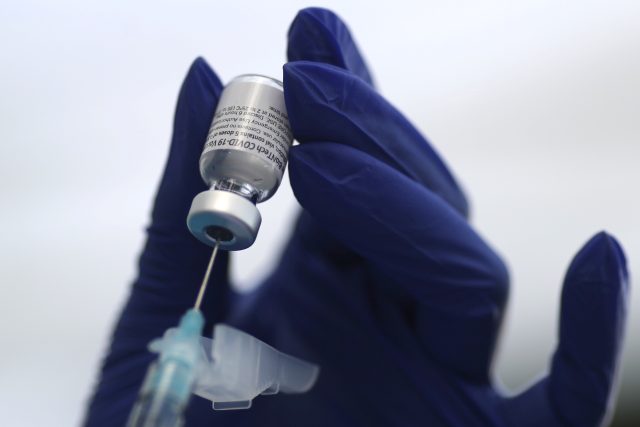 Připravování vakcíny Pfizer | foto: Lucy Nicholson,  Reuters
