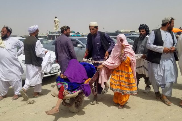 Lidé opouštějí Afghánistán přes pákistánsko-afghánské město Chaman. | foto: Saeed Ali Achakzai,  Reuters