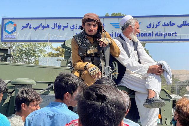 Bojovníci Tálibánu překročili hranice afghánské metropole v neděli | foto: Reuters