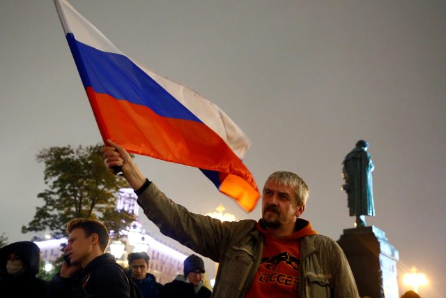 Ruští komunisté viní vládnoucí Jednotné Rusko z falšování,  výsledky voleb z Moskvy odmítají uznat a svolávají demonstrace | foto: Shamil Zhumatov,  Reuters