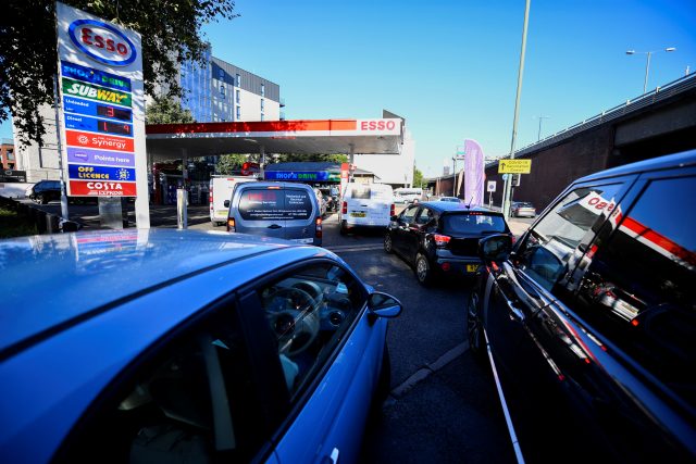 Britští řidiči vzali v posledních dnech čerpací stanice útokem | foto: Beresford Hodge,  Reuters