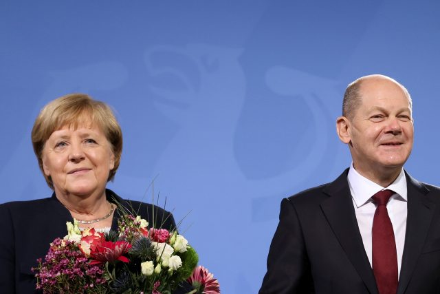 Angela Merkelová na slavnostním ceremoniálu předala kancléřství svému nástupci Olafu Scholzovi. | foto: Fabrizio Bensch,  Reuters