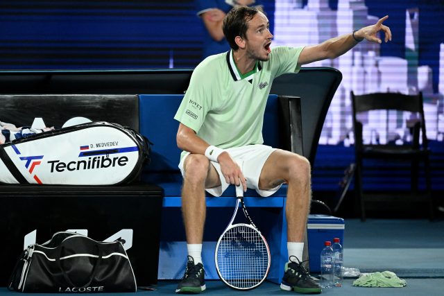 Zuřící Daniil Medveděv v semifinále Australian Open | foto: Reuters