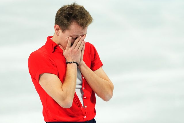 Krasobruslař Michal Březina na olympijských hrách v Pekingu pokazil krátký program a poprvé v kariéře nepostoupil na vrcholné akci do volných jízd | foto: Aleksandra Szmigiel,  Reuters