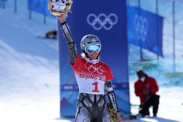 Ester Ledecká na nejvyšším stupni vítězů po závodě v paralelním slalomu | foto: Mike Blake,  Reuters