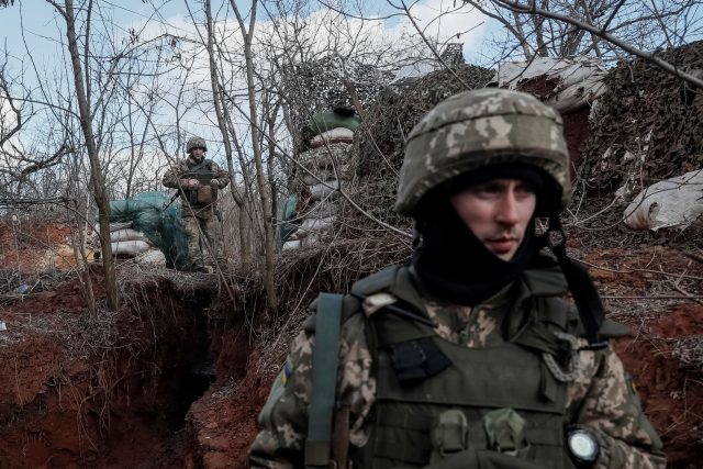 Ukrajinští vojáci u provizorních barikád na frontové linii u města Novoluhanske v Doněcké oblasti | foto: Reuters