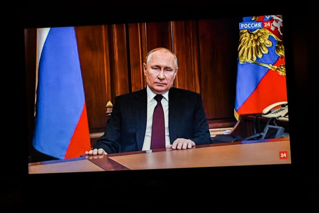 Ruský prezident Vladimir Putin během pondělního televizního projevu | foto: Reuters