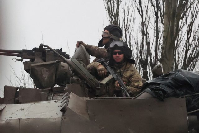 Ukrajinské tanky vjíždí do města Mariupol poté,  co ruský prezident Vladimir Putin nařídil vojenskou operaci na Ukrajině | foto: Reuters