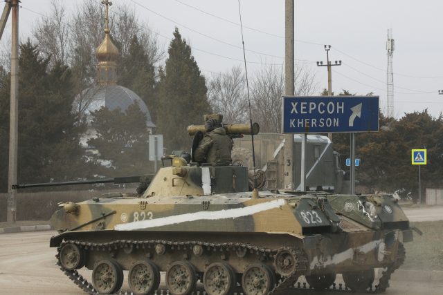 Ruské obrněné vozidlo ve městě Armjansk na Krymu | foto: Reuters